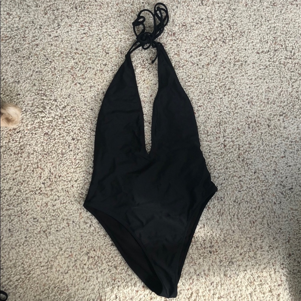 Low-back one piece swimsuit
